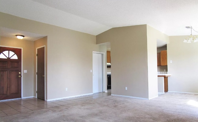 325 Cantebury Dr in Lemoore, CA - Building Photo - Building Photo