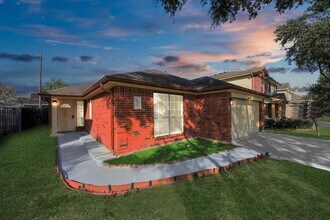 5130 Natasha Run Ln in Houston, TX - Foto de edificio - Building Photo