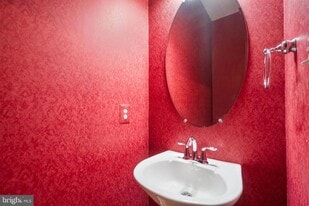 6081 Madison Pointe Ct in Falls Church, VA - Building Photo