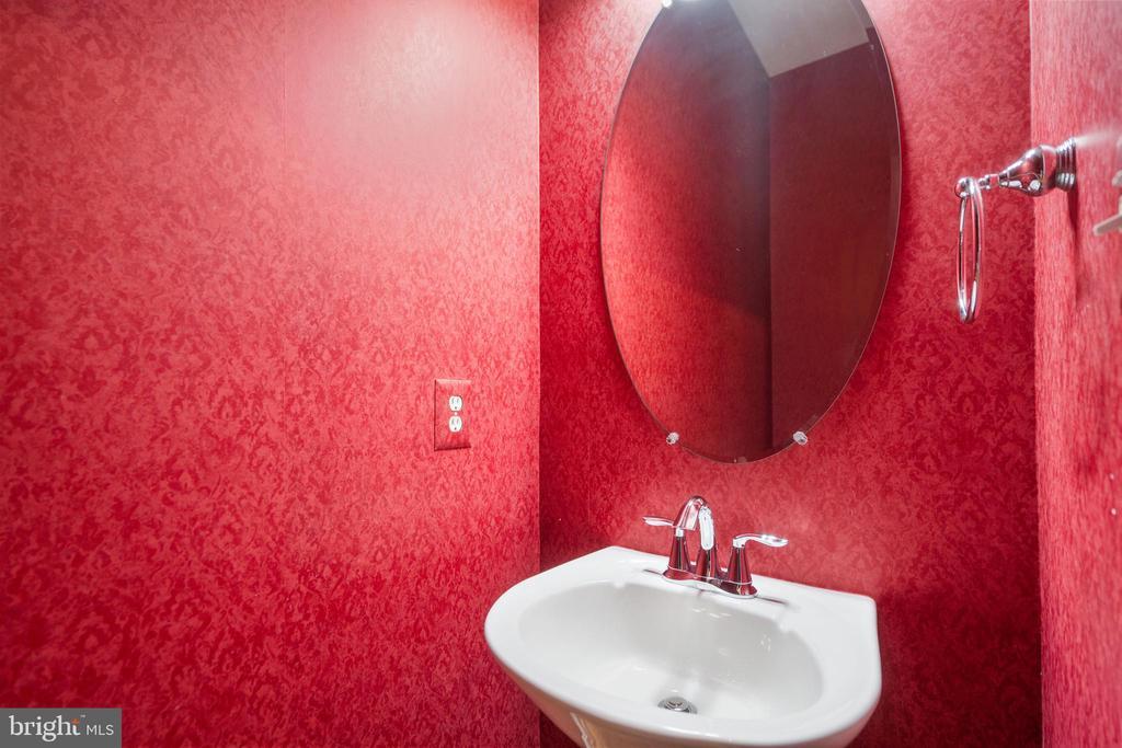 6081 Madison Pointe Ct in Falls Church, VA - Building Photo