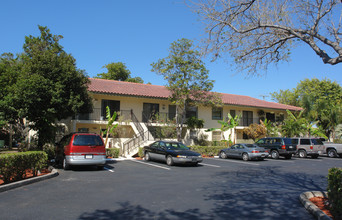 The Oakwood Apartments in Boca Raton, FL - Building Photo - Building Photo