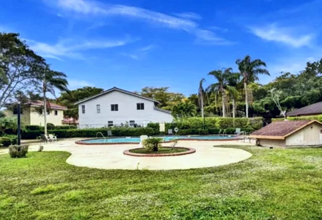 247 Wimbledon Lakes Dr in Plantation, FL - Building Photo - Building Photo
