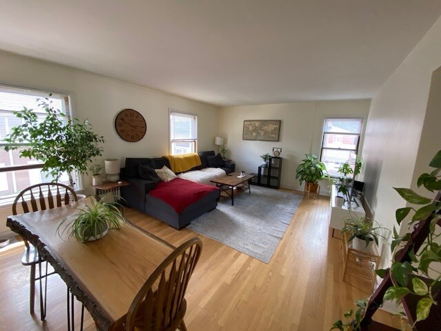 4961 N Santa Monica Blvd in Whitefish Bay, WI - Building Photo