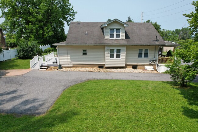318 S Watson St, Unit A in Easton, PA - Building Photo - Building Photo