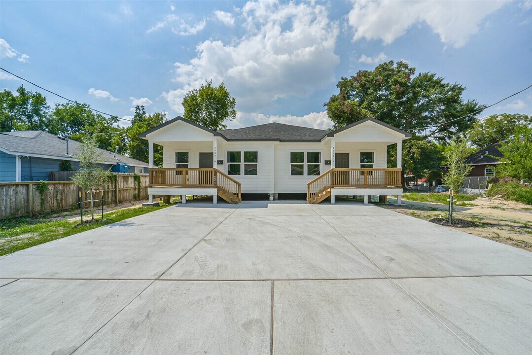 3007 Bringhurst St in Houston, TX - Building Photo