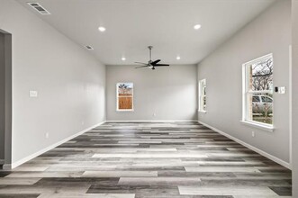 200 Ave B in Ennis, TX - Foto de edificio - Building Photo