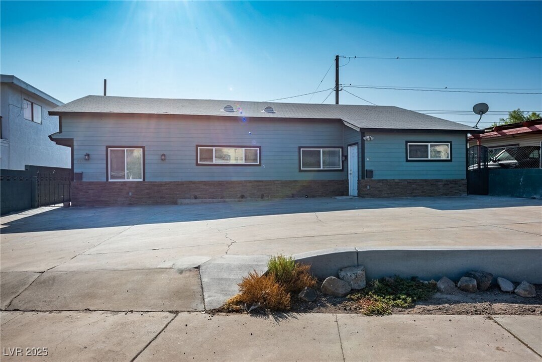 67 Wyoming Ave in Henderson, NV - Building Photo