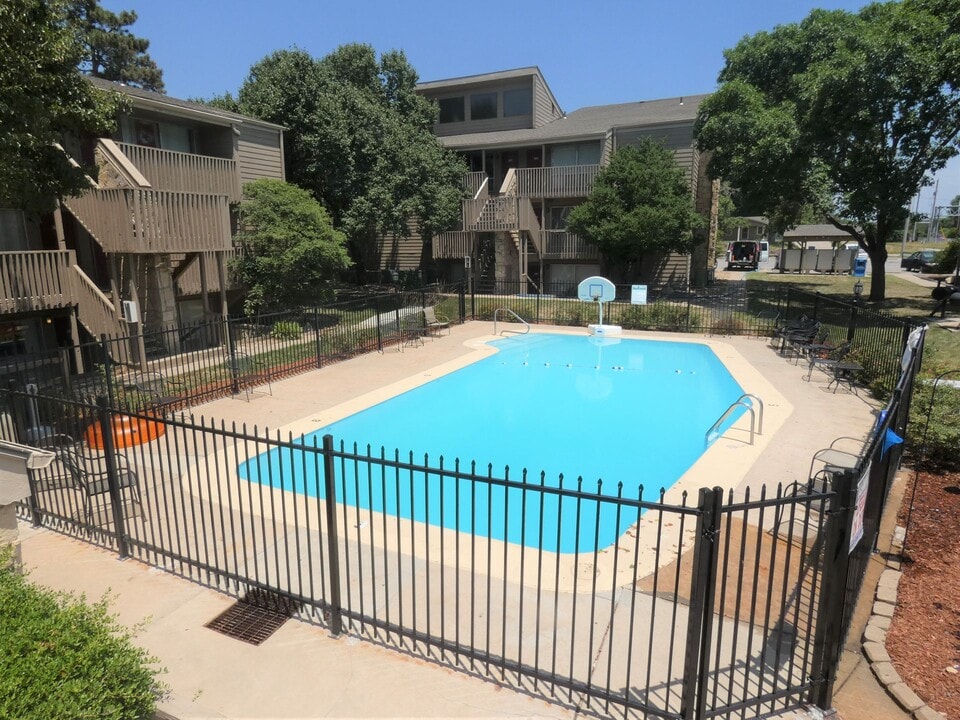 Lodge West Apartments in Wichita, KS - Foto de edificio