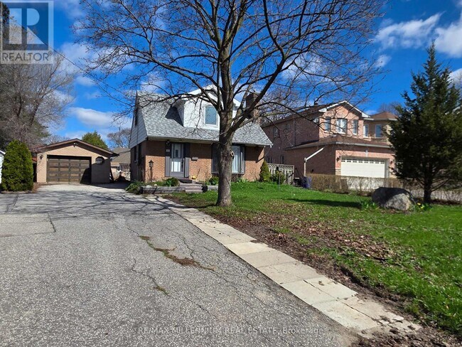 12 Todd Brook Dr in Toronto, ON - Building Photo - Building Photo