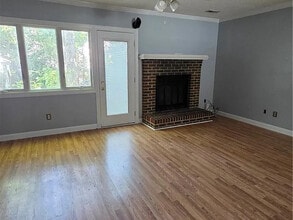 4310 Brighton Ln in Chesapeake, VA - Foto de edificio - Building Photo