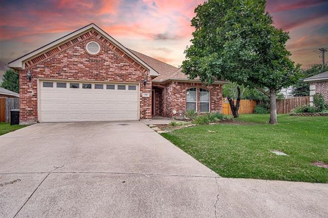 300 Village Pkwy in Crowley, TX - Building Photo