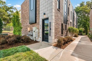 432 W Tienken Rd, Unit 0128 in Rochester Hills, MI - Building Photo