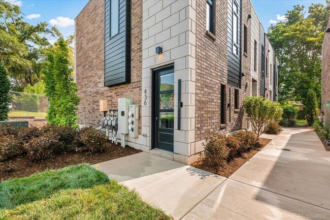 property at 432 W Tienken Rd
