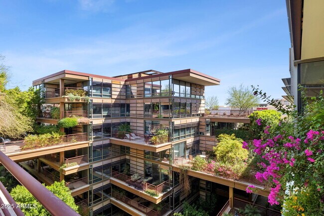 7147 E Rancho Vista Dr in Scottsdale, AZ - Foto de edificio - Building Photo