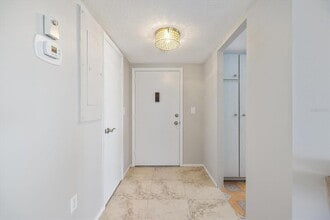 800 Benjamin Franklin Dr in Sarasota, FL - Foto de edificio - Building Photo