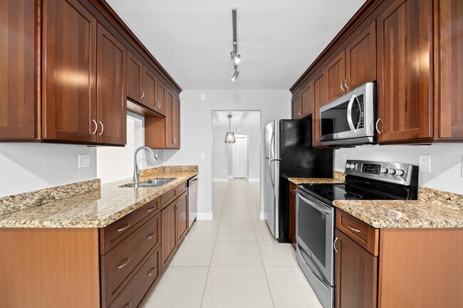 313 SE 4th Terrace in Dania Beach, FL - Building Photo - Building Photo