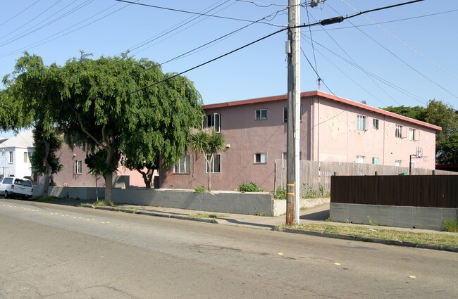 2325 Roosevelt Ave in Richmond, CA - Foto de edificio - Building Photo