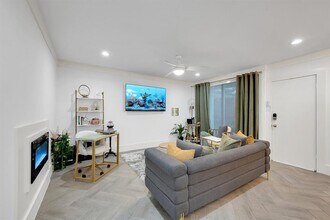 3400 Timmons Ln in Houston, TX - Building Photo - Building Photo