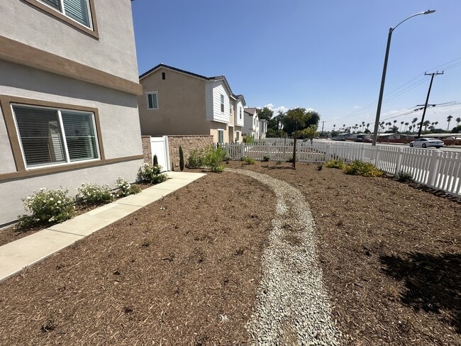 2246 W Mill St in San Bernardino, CA - Foto de edificio - Building Photo