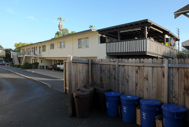 Rosewood Apartments in Santa Barbara, CA - Foto de edificio - Building Photo