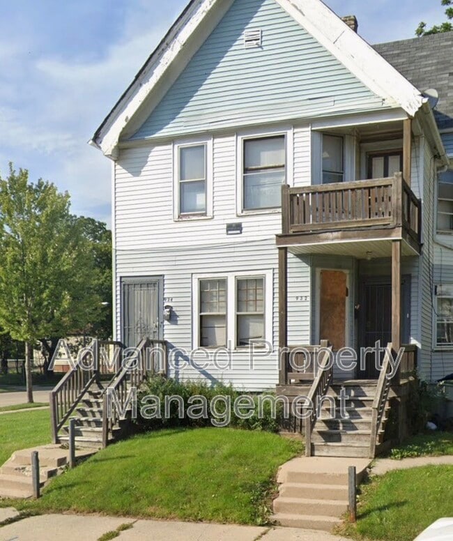 property at 934 W Chambers St