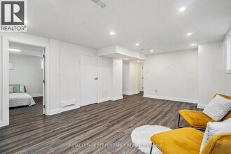 26 Majestic Dr in Ottawa, ON - Building Photo - Building Photo