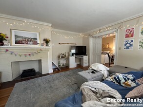 289 Foster St, Unit 1 in Boston, MA - Foto de edificio - Building Photo