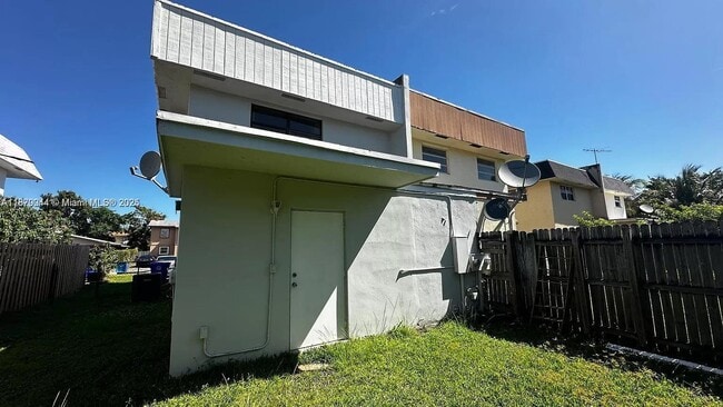 7956 SW 6th St in North Lauderdale, FL - Building Photo - Building Photo