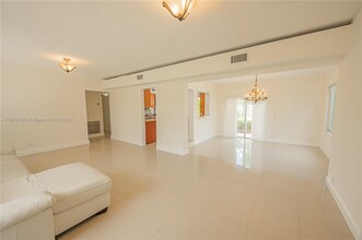261 188th St in Sunny Isles Beach, FL - Foto de edificio - Building Photo
