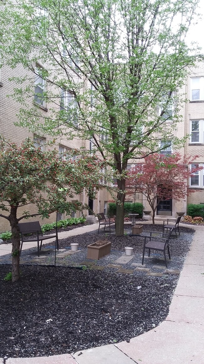 3412 W Foster Ave, Unit 1A in Chicago, IL - Foto de edificio - Building Photo