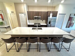 10419 NW 82nd St, Unit 7 in Doral, FL - Building Photo - Building Photo