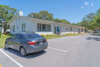 Douglas Arms Aberdeen House Condominiums in Dunedin, FL - Building Photo - Building Photo