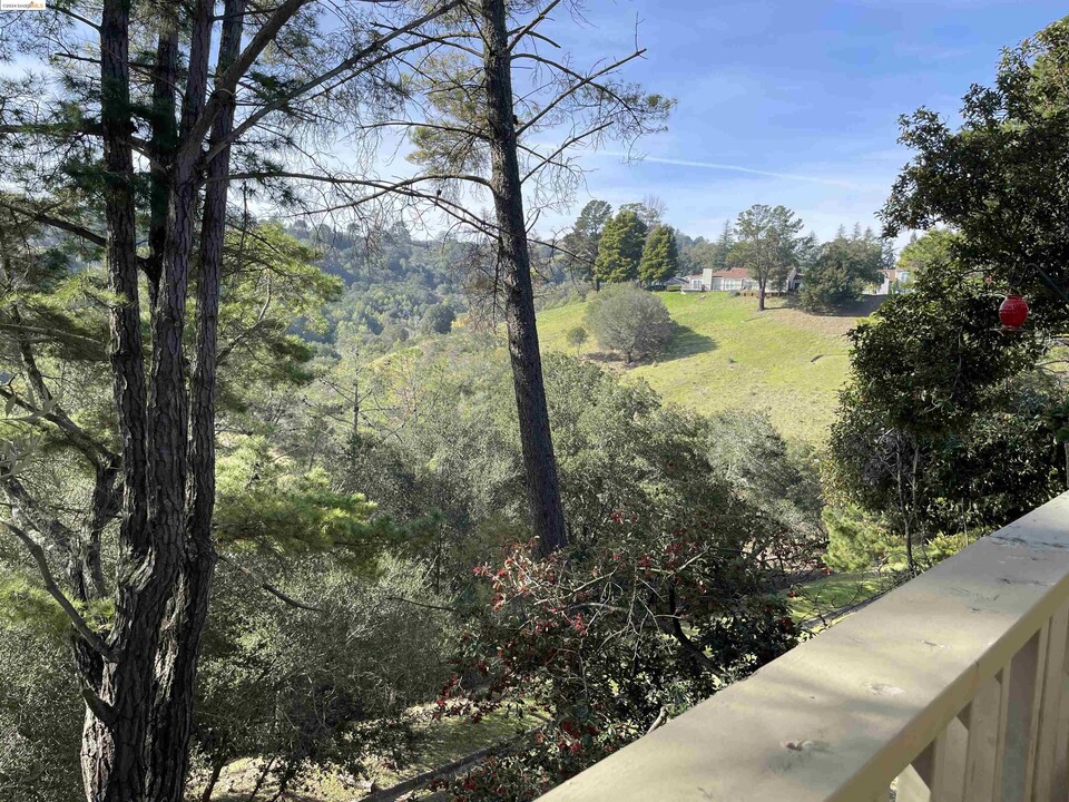 1960 Ascot Dr in Moraga, CA - Building Photo