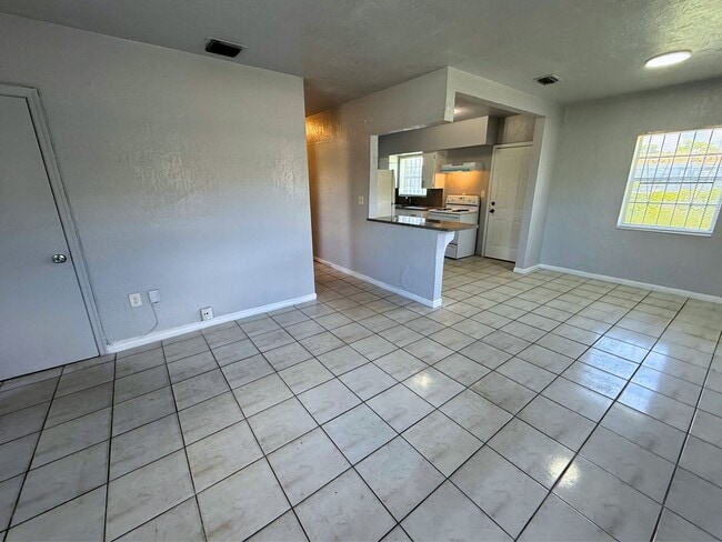 15330 NW 31st Ave in Opa Locka, FL - Building Photo - Building Photo