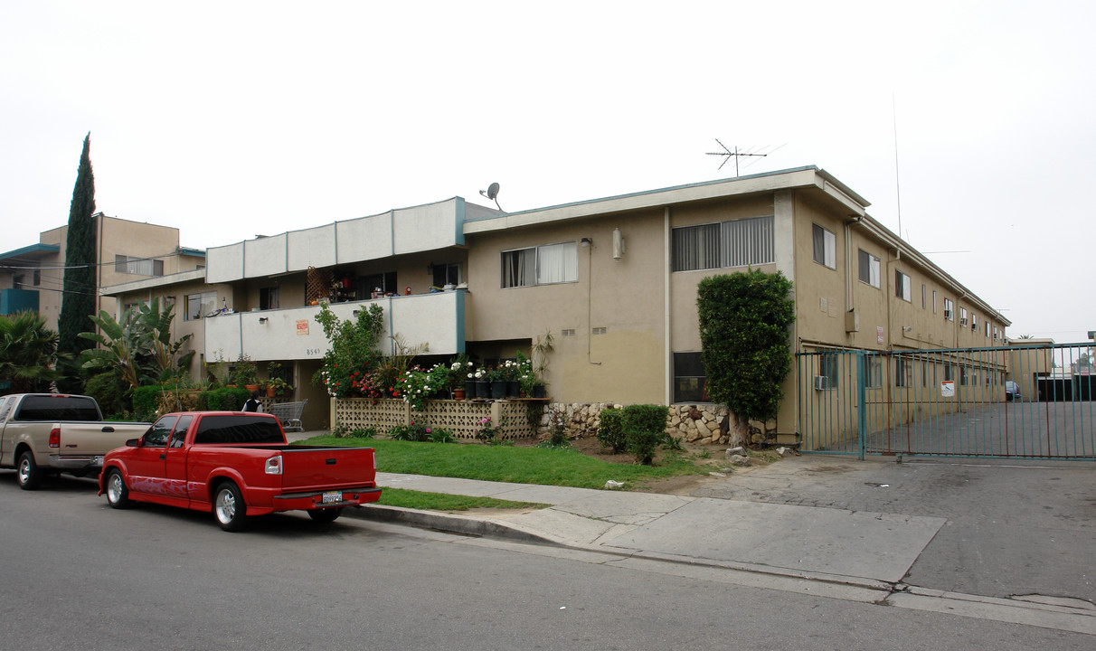 8549 Willis Ave in Panorama City, CA - Building Photo