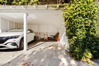 9910 Robbins Dr, Unit 9910.5 in Beverly Hills, CA - Foto de edificio - Building Photo