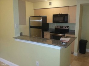 2548 Centergate Dr-Unit -Apt 304 in Miramar, FL - Building Photo - Building Photo