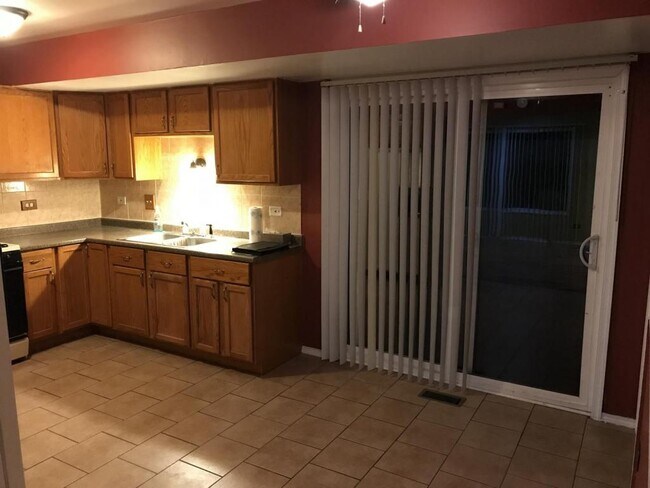 5614 Pebblebeach Dr in Hanover Park, IL - Building Photo - Building Photo