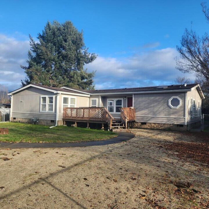 1015 Doneen Ln in Grants Pass, OR - Building Photo