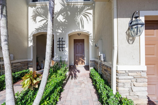 5636 NW 58th Ln in Tamarac, FL - Building Photo - Building Photo