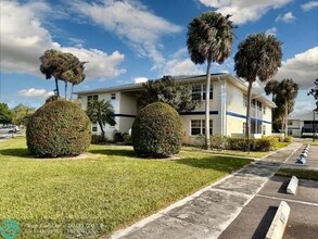 1512 SE Royal Green Cir in Port St. Lucie, FL - Building Photo - Building Photo