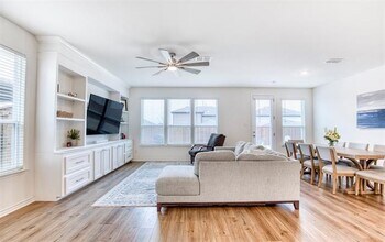 2513 Wayne Ave in Aubrey, TX - Building Photo - Building Photo