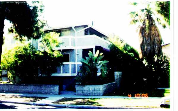 17078 Chatsworth St in Granada Hills, CA - Foto de edificio - Building Photo