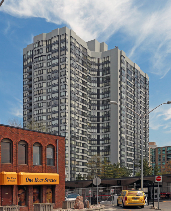 Vogue Condominiums in Toronto, ON - Building Photo