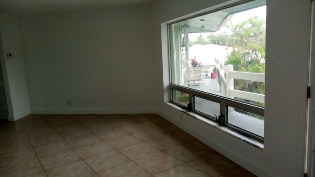 2115 NE 37th St, Unit 4 in Fort Lauderdale, FL - Foto de edificio - Building Photo