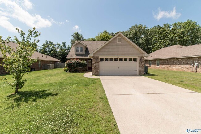 5021 Montauk Trail SE in Owens Cross Roads, AL - Building Photo - Building Photo