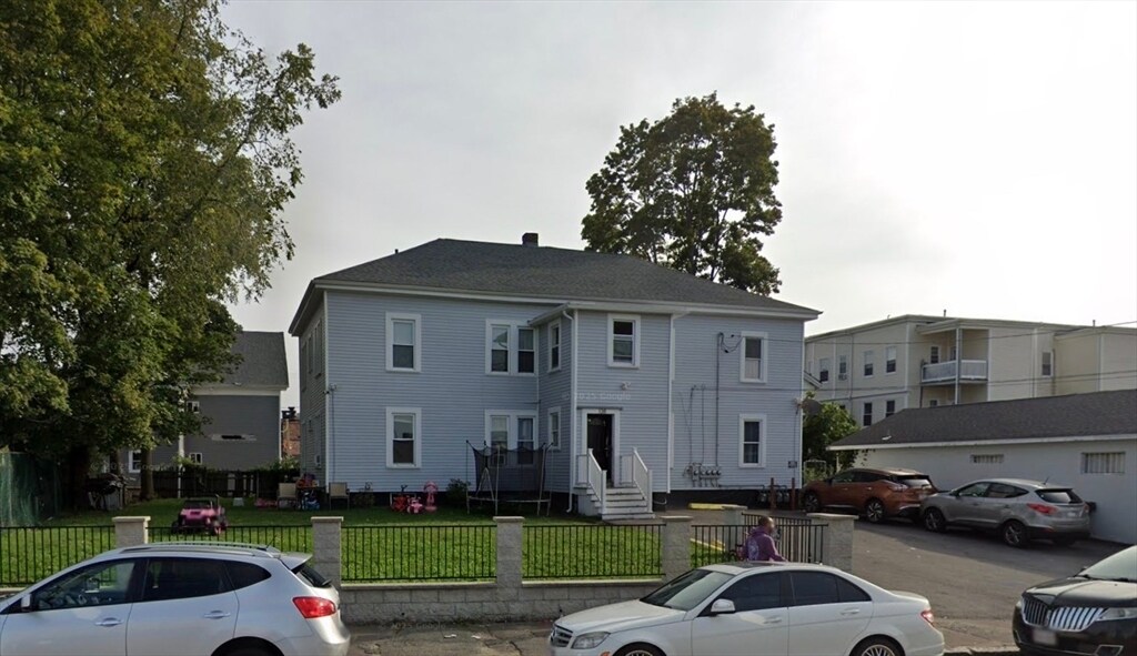 897 N Montello St in Brockton, MA - Building Photo
