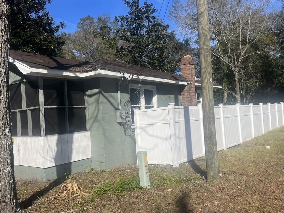 215 McDaniel St in Walterboro, SC - Building Photo