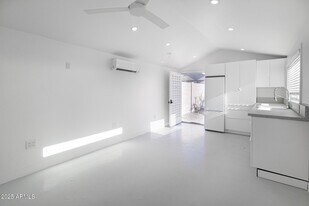 1950 W Palm Ln, Unit 115 in Phoenix, AZ - Building Photo