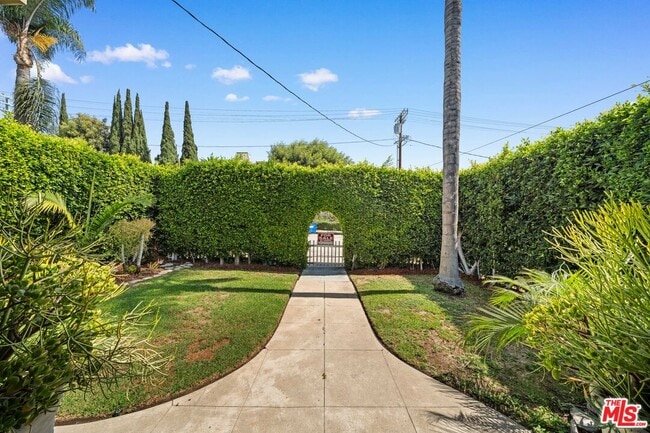 2005 Beachwood Dr in Los Angeles, CA - Building Photo - Building Photo